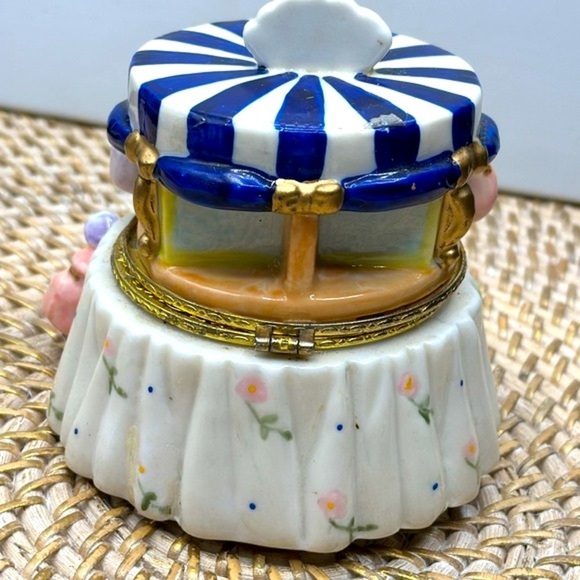 Vintage Ceramic Hand Painted Penny Chew Sweets Trinket Box - Hinged - Picture 3 of 6